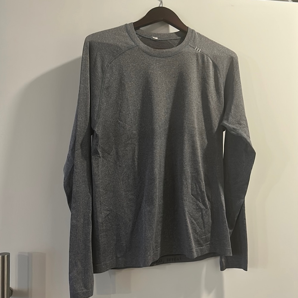 Men’s Lululemon gray long sleeve shirt.